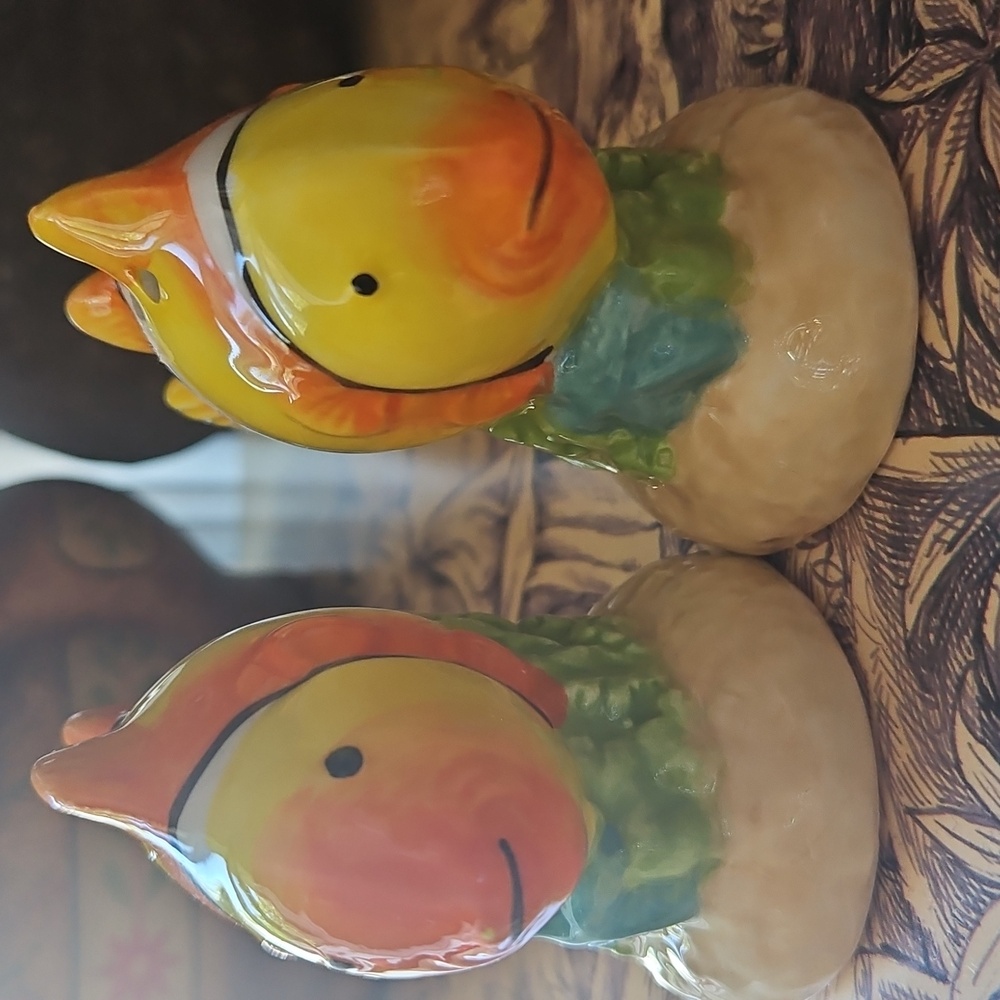 Colorful Fish Ceramic Shaker Set. - Picture 6 of 6